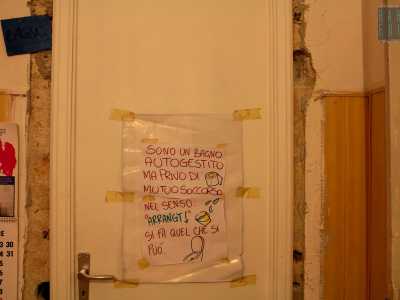 Gli occupanti non hanno ancora a disposizione luce e acqua come previsto dall'intesa firmata con il Comune: per la corrente si arrangiano con dei generatori portatili